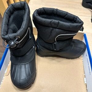 Brand new snow boots size 9T boys.